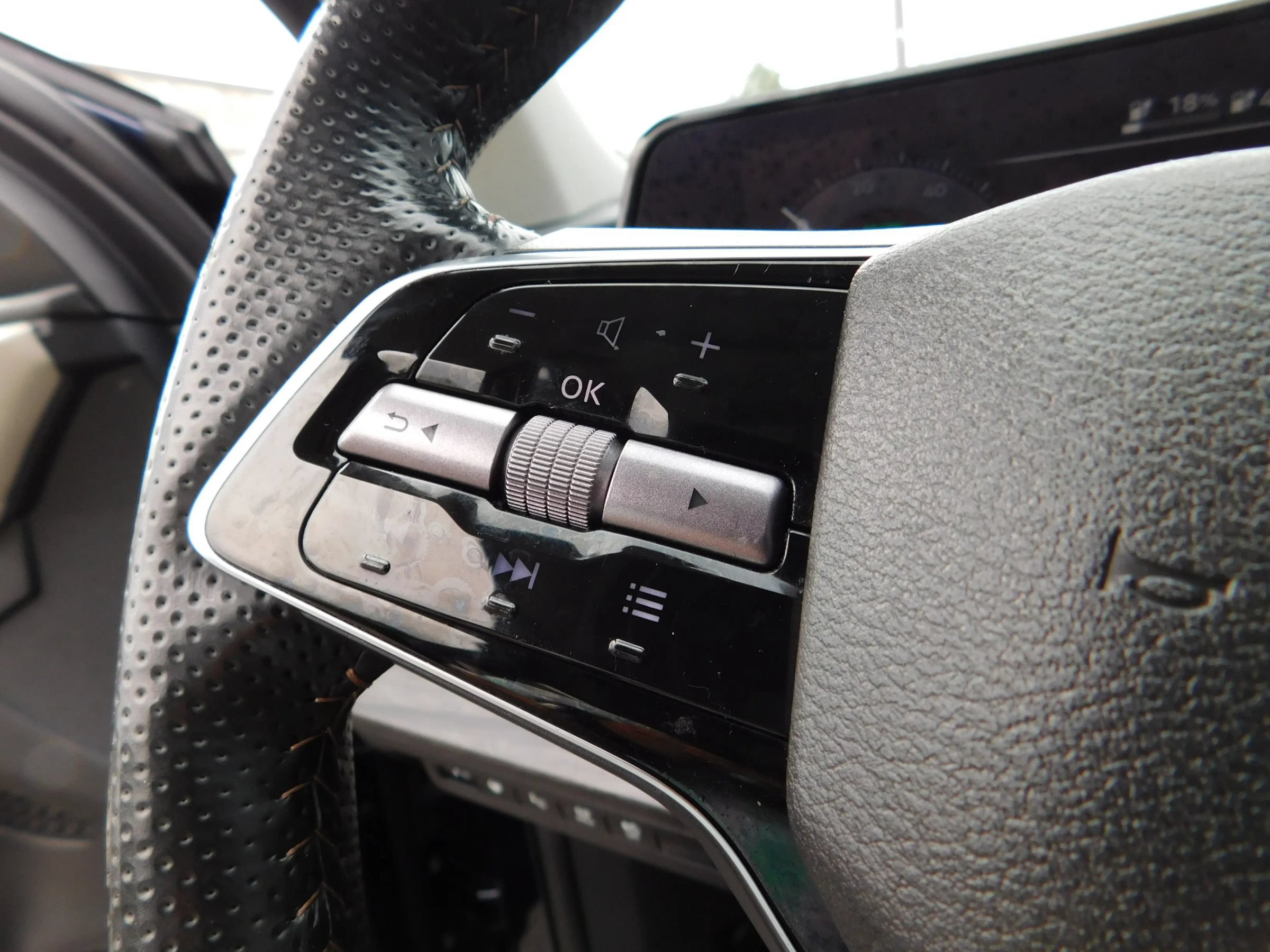 Used 2023 Nissan Ariya FWD image 25