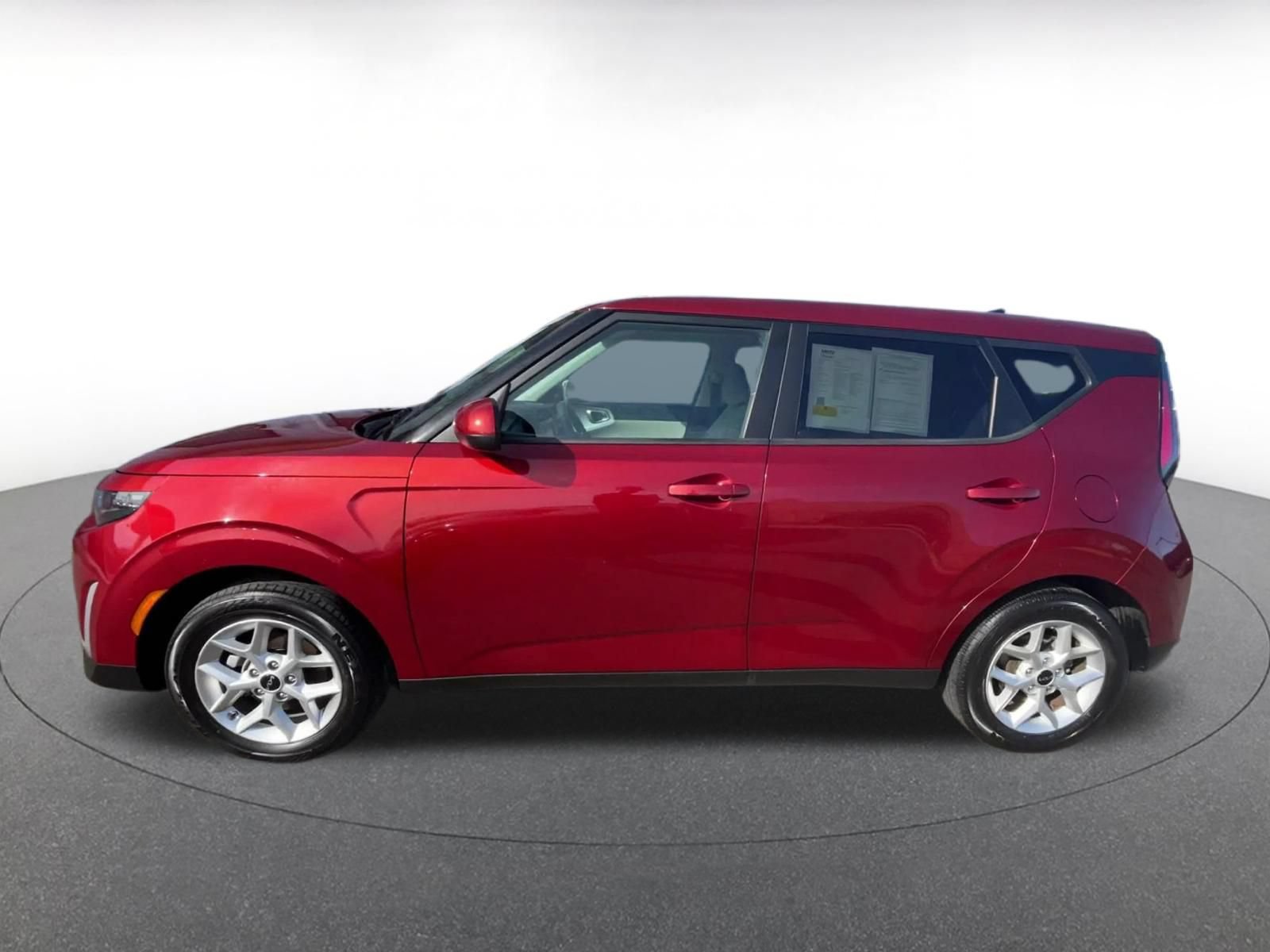 Used 2025 Kia Soul LX w/ LX Technology Package FWD image 9