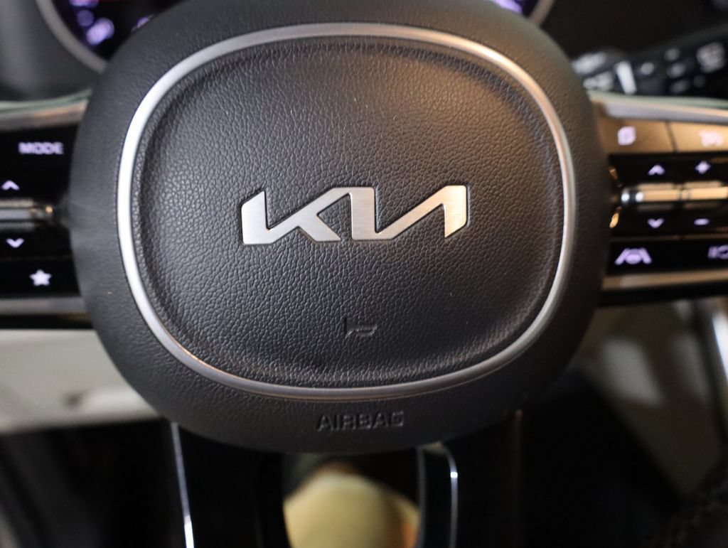 Used 2022 Kia Carnival LX FWD image 27