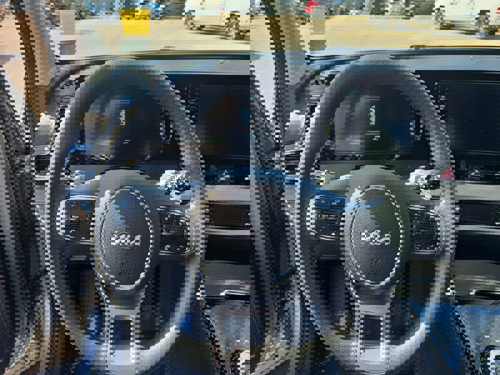 Used 2025 Kia Sportage LX image 17