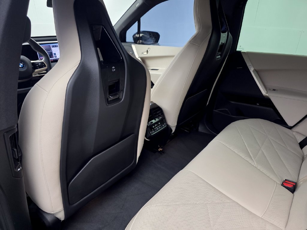 Certified 2024 BMW iX xDrive50 w/ Sport Package AWD/4WD image 15