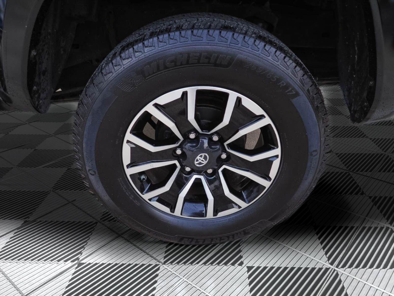 Used 2020 Toyota Tacoma TRD Sport AWD/4WD image 35