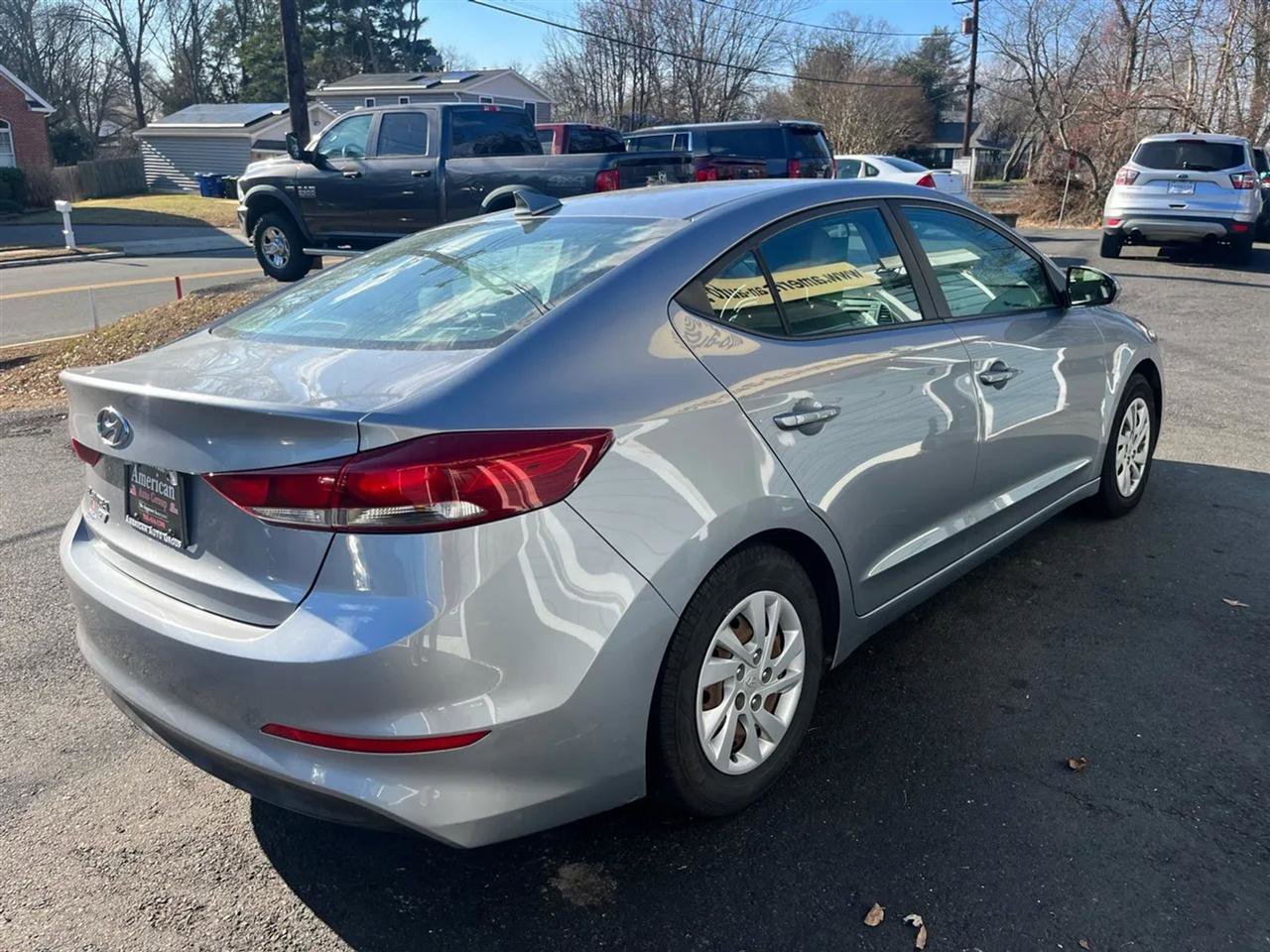 Used 2017 Hyundai Elantra SE image 4