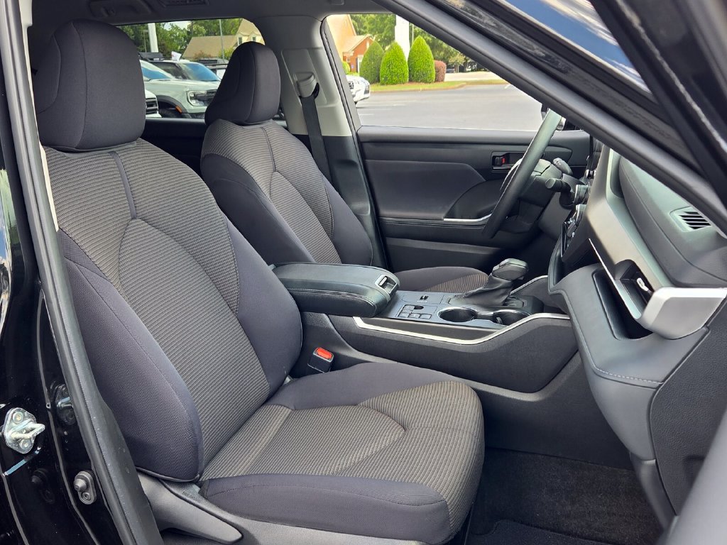 Used 2023 Toyota Highlander L FWD image 17