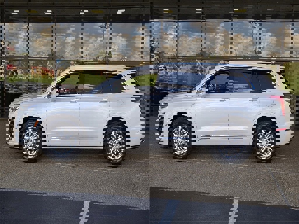 New 2025 Cadillac XT6 Luxury image 3