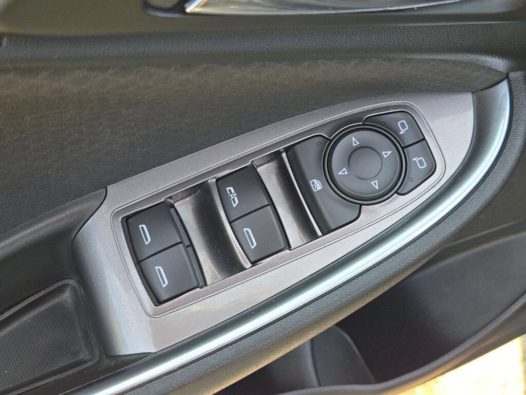Used 2017 Chevrolet Malibu LT FWD image 18