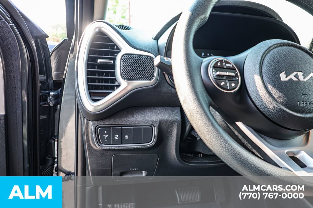 Used 2025 Kia Soul LX w/ LX Technology Package FWD image 24