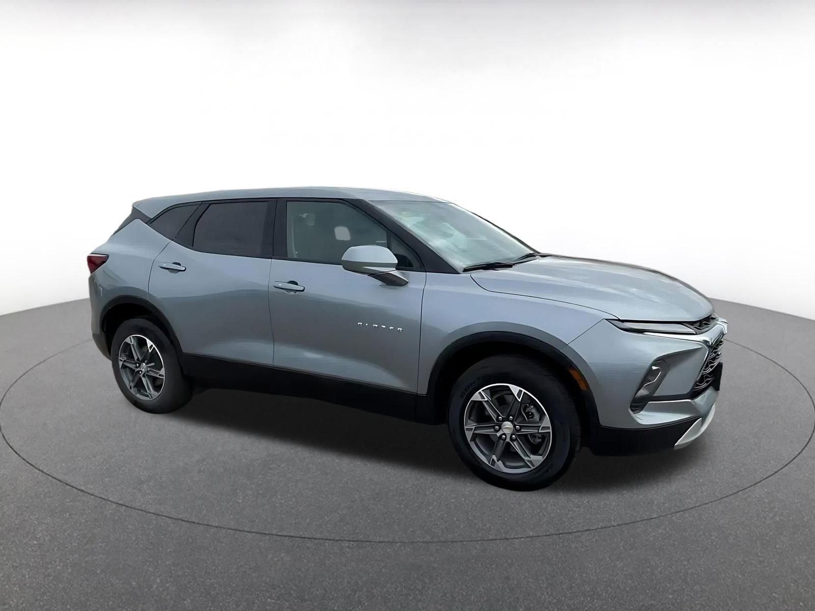 Used 2025 Chevrolet Blazer LT image 2