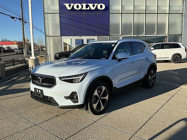 Certified 2025 Volvo XC40 B5 Plus image 3