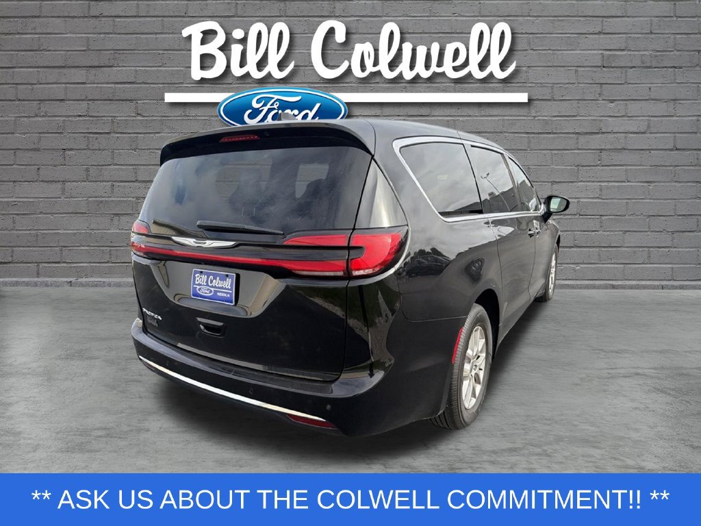 Used 2025 Chrysler Pacifica Select FWD image 4