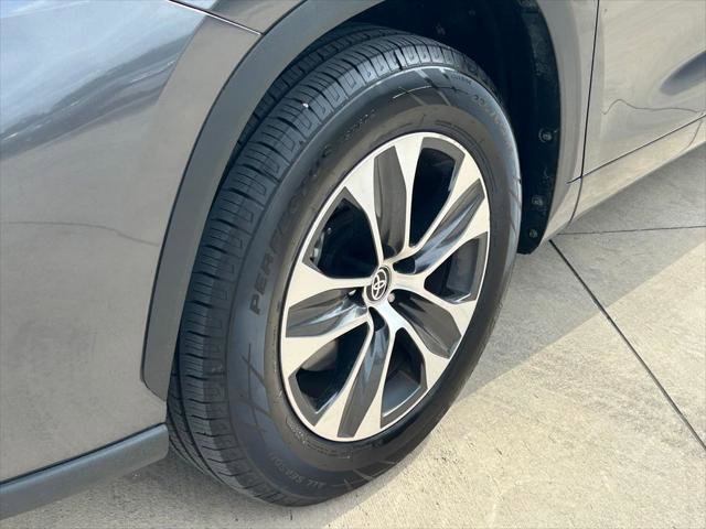 Certified 2025 Toyota Highlander XLE FWD image 9