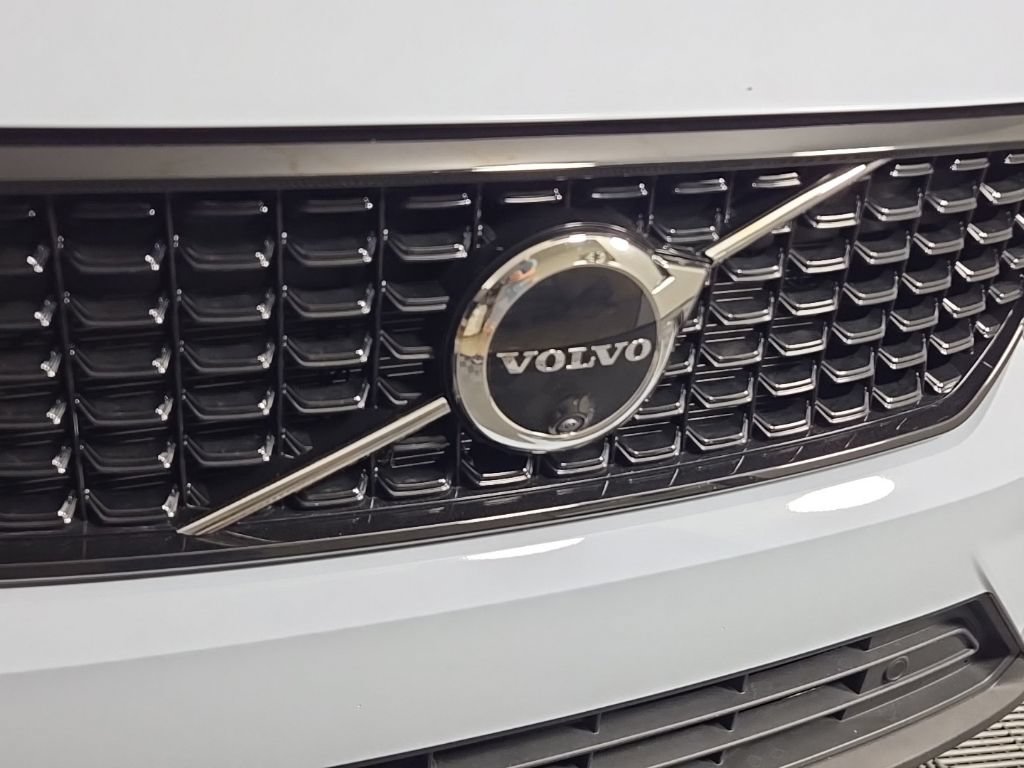 Certified 2026 Volvo XC40 B5 Plus AWD/4WD image 5