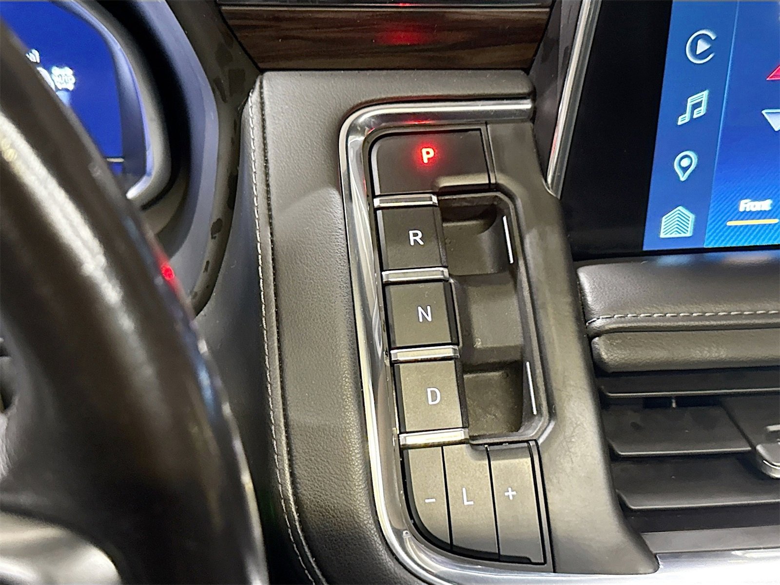 Used 2023 Chevrolet Suburban Z71 w/ Luxury Package image 17