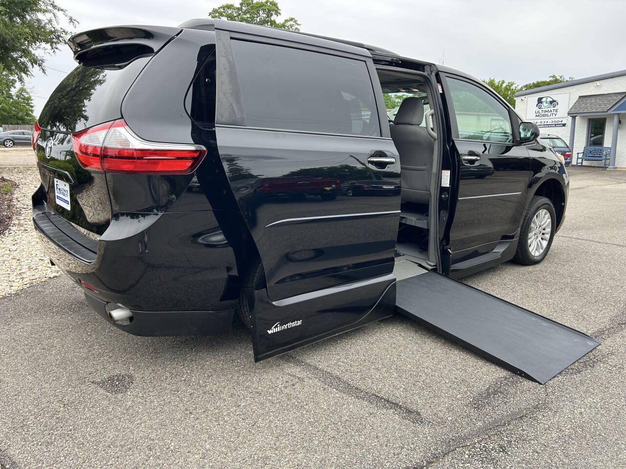 Used 2017 Toyota Sienna XLE FWD image 3