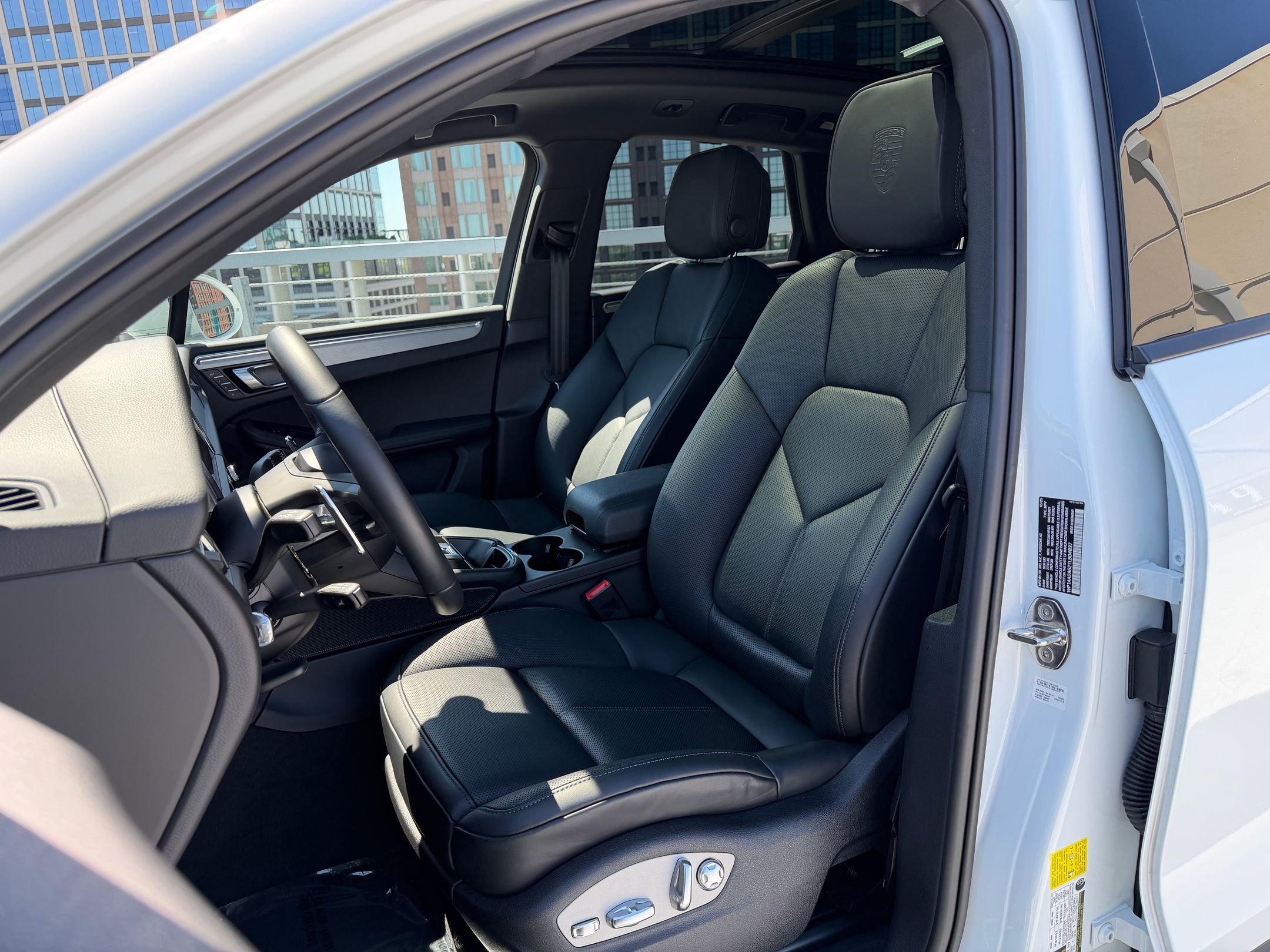 Certified 2026 Porsche Macan AWD/4WD image 5