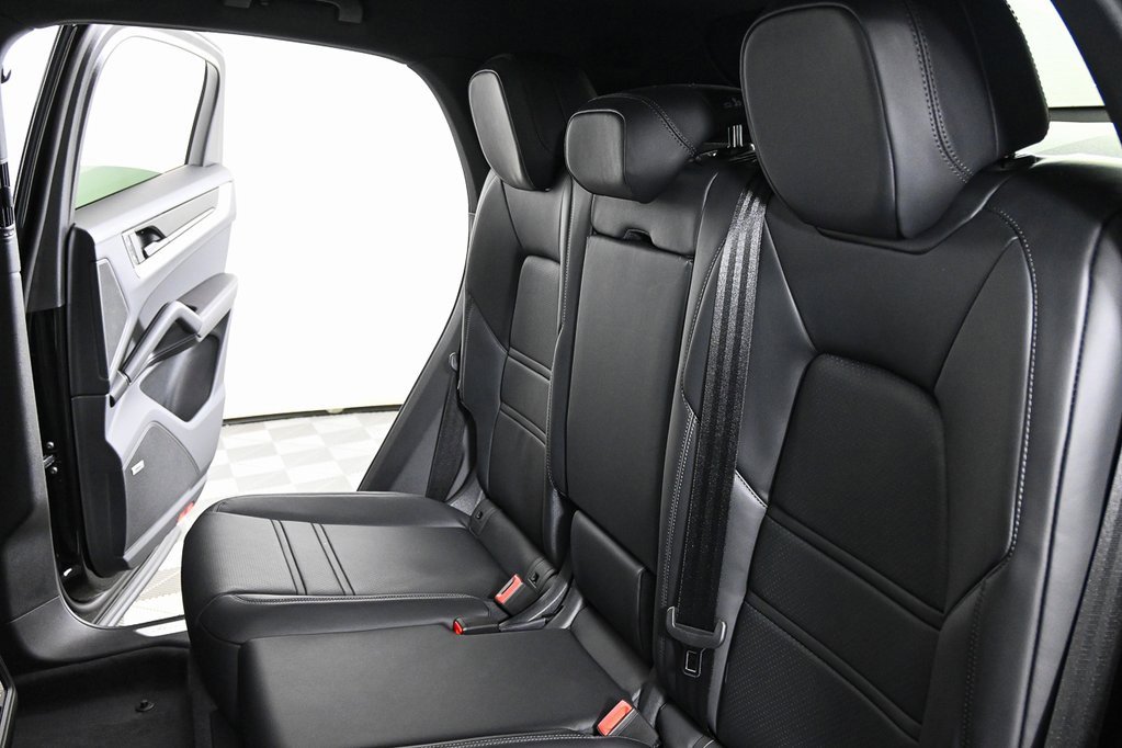 Used 2025 Porsche Cayenne Coupe image 23