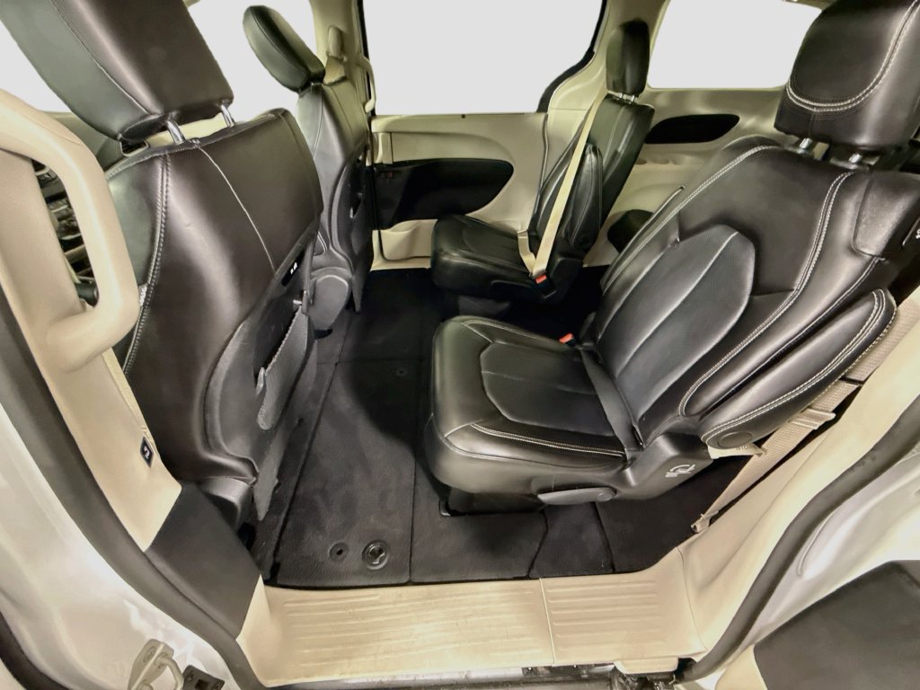 Used 2024 Chrysler Pacifica Touring-L FWD image 26