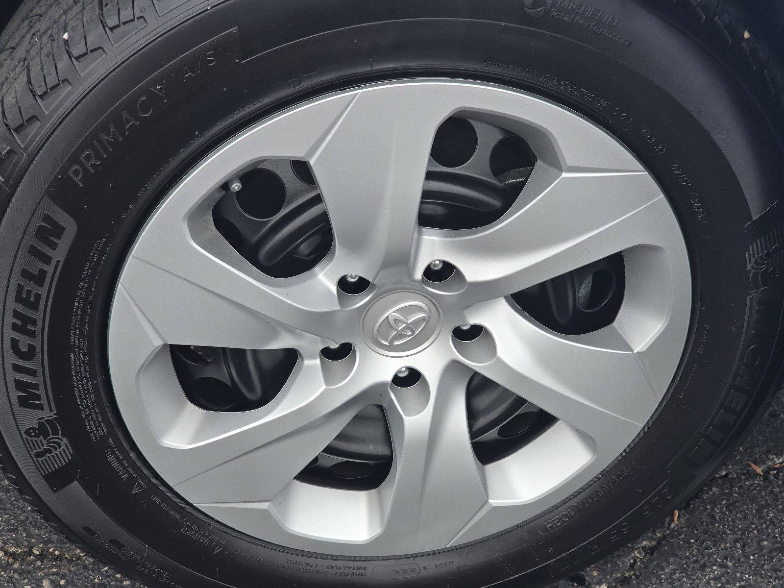 Used 2024 Toyota RAV4 LE AWD/4WD image 9