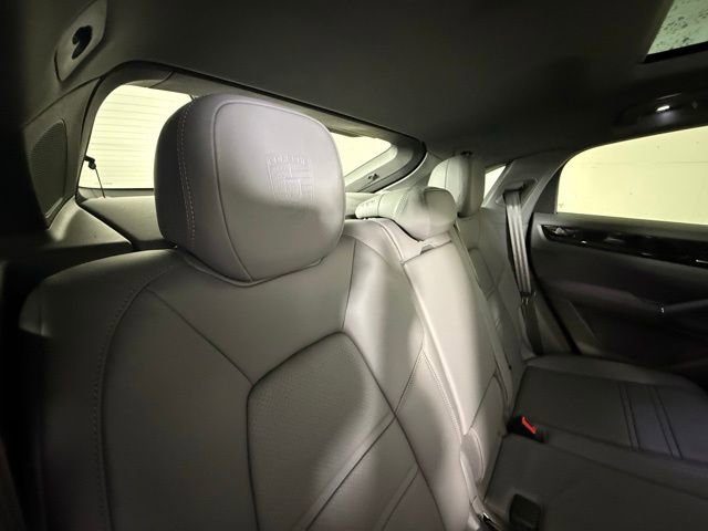 Used 2023 Porsche Cayenne Platinum Edition image 31