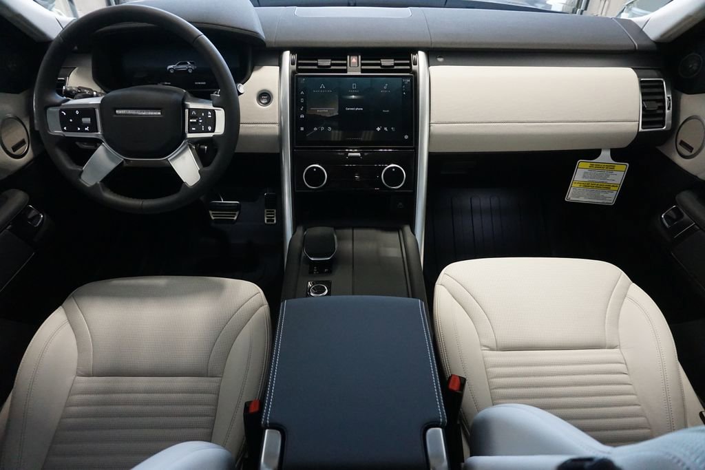 New 2025 Land Rover Discovery Dynamic SE image 9