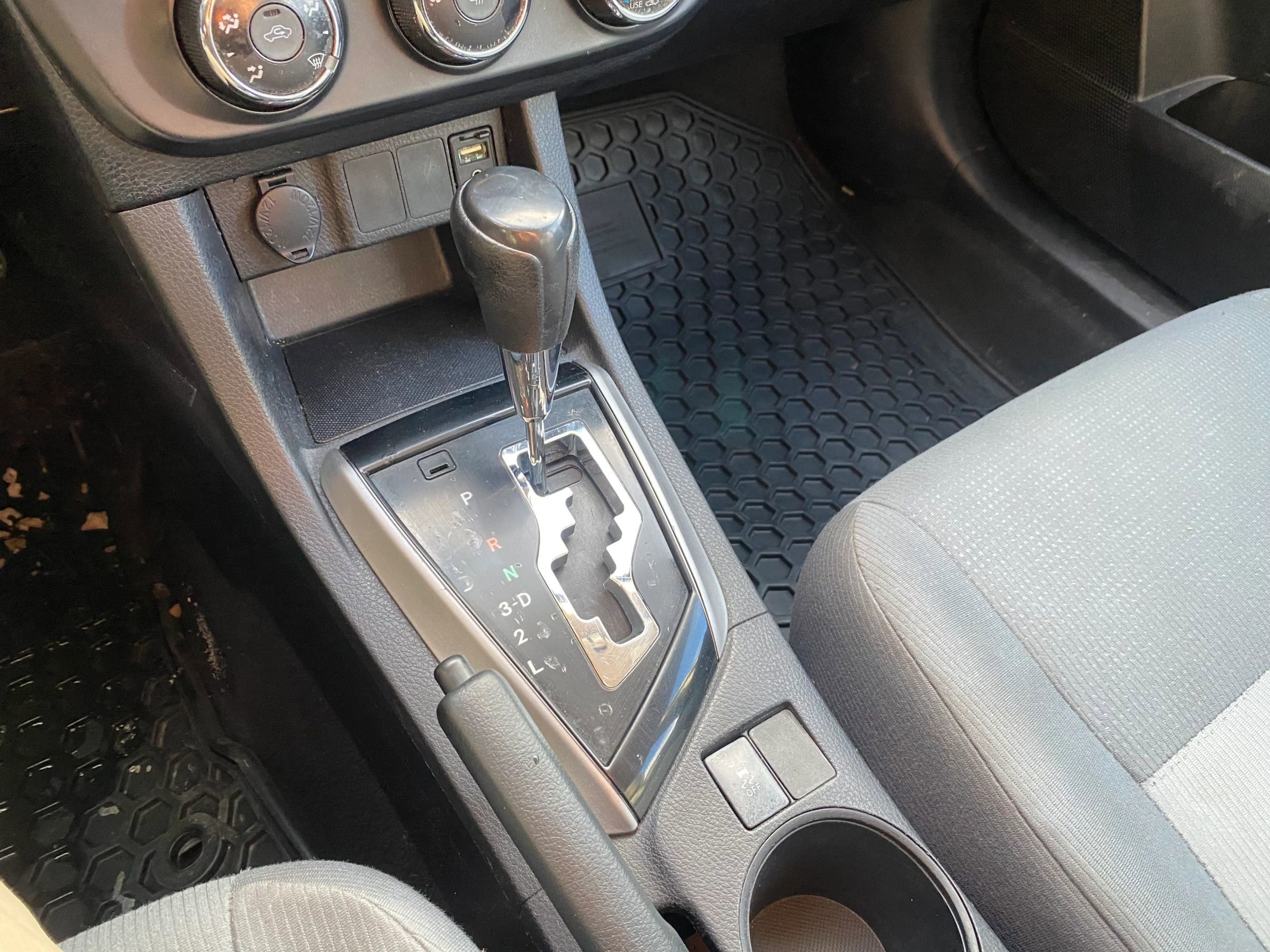 Used 2015 Toyota Corolla L image 18