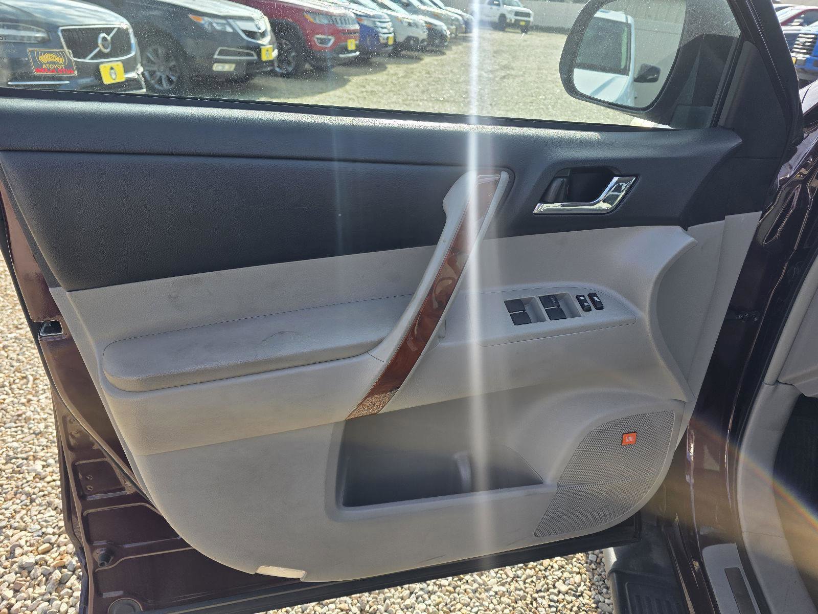 Used 2011 Toyota Highlander Limited w/ Tow Pkg image 14