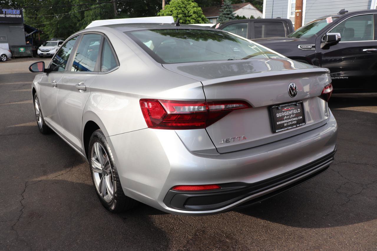 Used 2024 Volkswagen Jetta SE FWD image 3