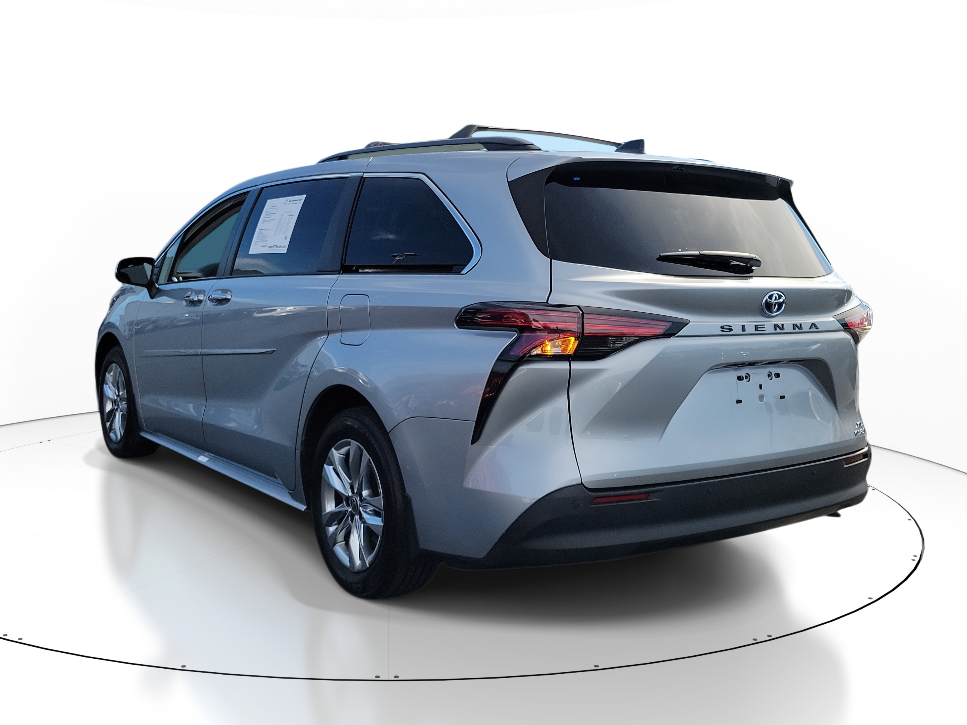 Used 2022 Toyota Sienna XLE w/ XLE Plus Package FWD image 3
