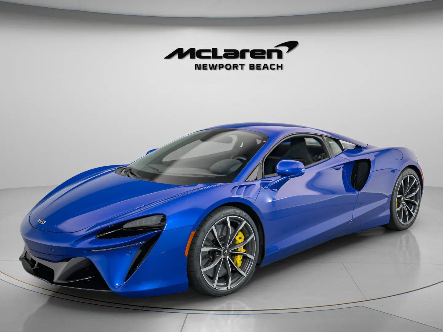 Used 2024 McLaren Artura RWD image 19