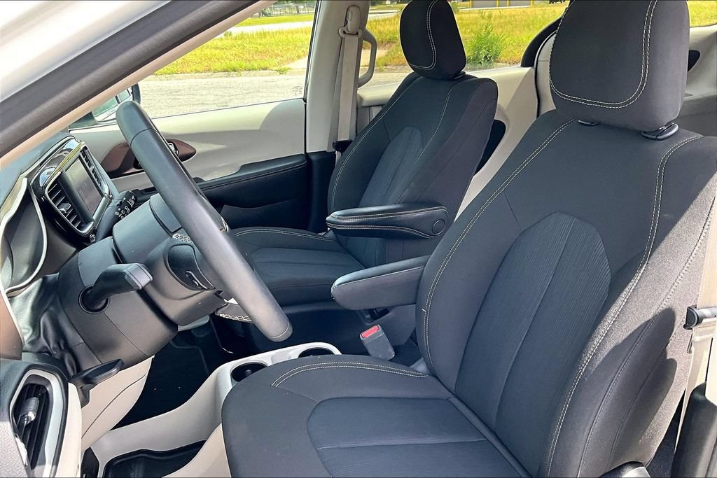 Used 2023 Chrysler Voyager LX FWD image 23