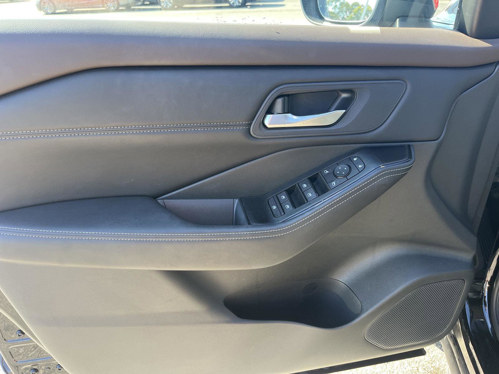 Used 2023 Nissan Rogue SV w/ SV Premium B Package image 10