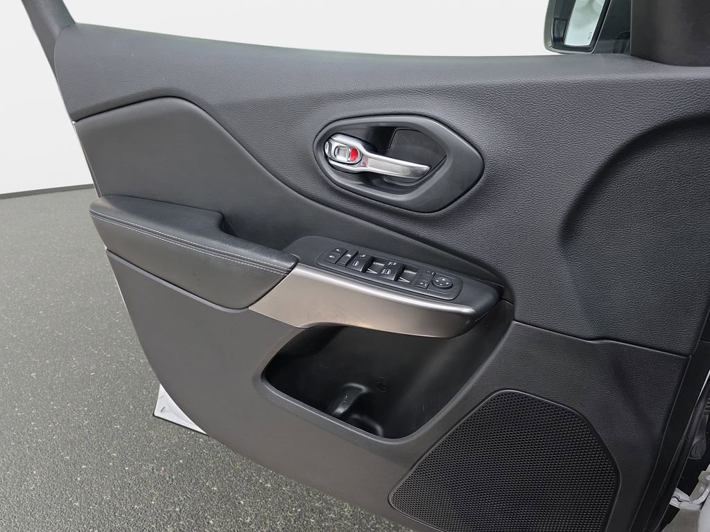 Used 2019 Jeep Cherokee Latitude Plus w/ Comfort/Convenience Group AWD/4WD image 27