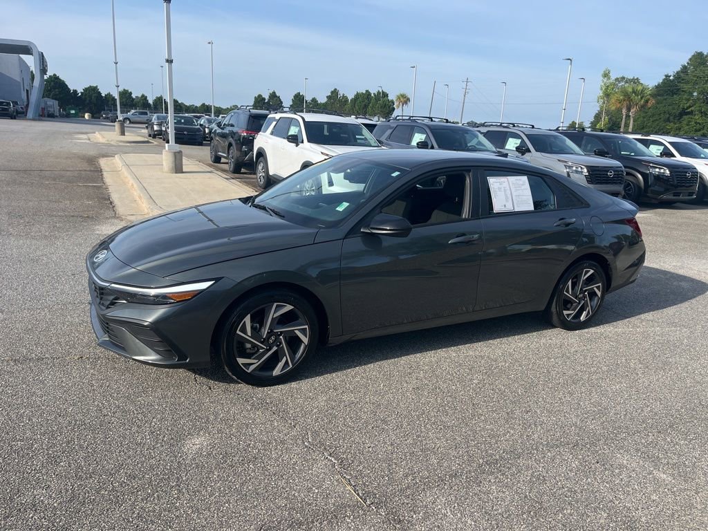 Used 2025 Hyundai Elantra Sport FWD image 3