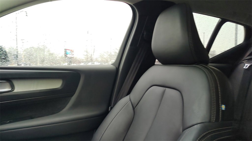 Certified 2025 Volvo XC40 B5 Plus image 21