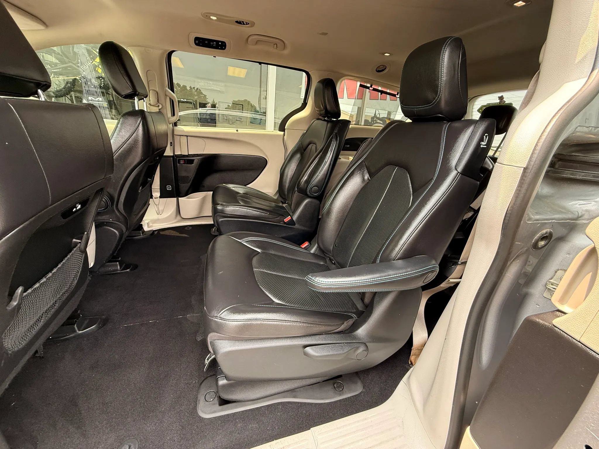 Used 2021 Chrysler Pacifica Touring-L FWD image 11