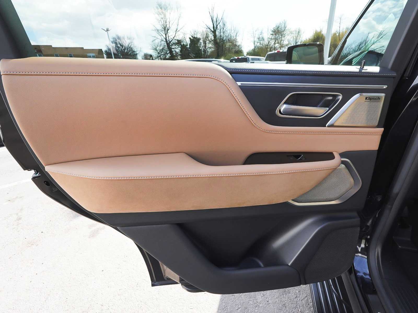 Used 2025 INFINITI QX80 Sensory AWD/4WD image 11