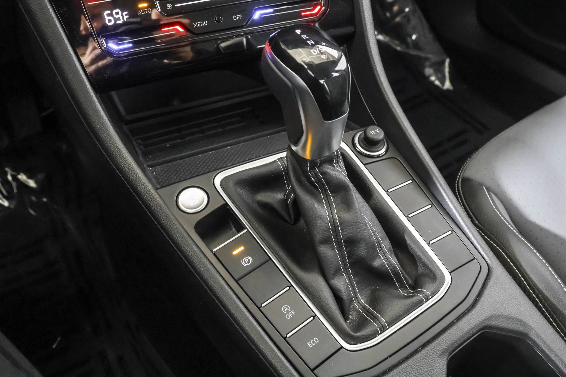 Used 2025 Volkswagen Jetta SE w/ Black Wheel Package image 32