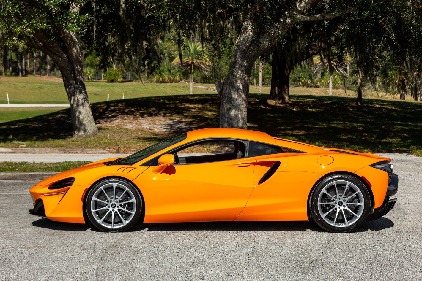Used 2024 McLaren Artura RWD image 31