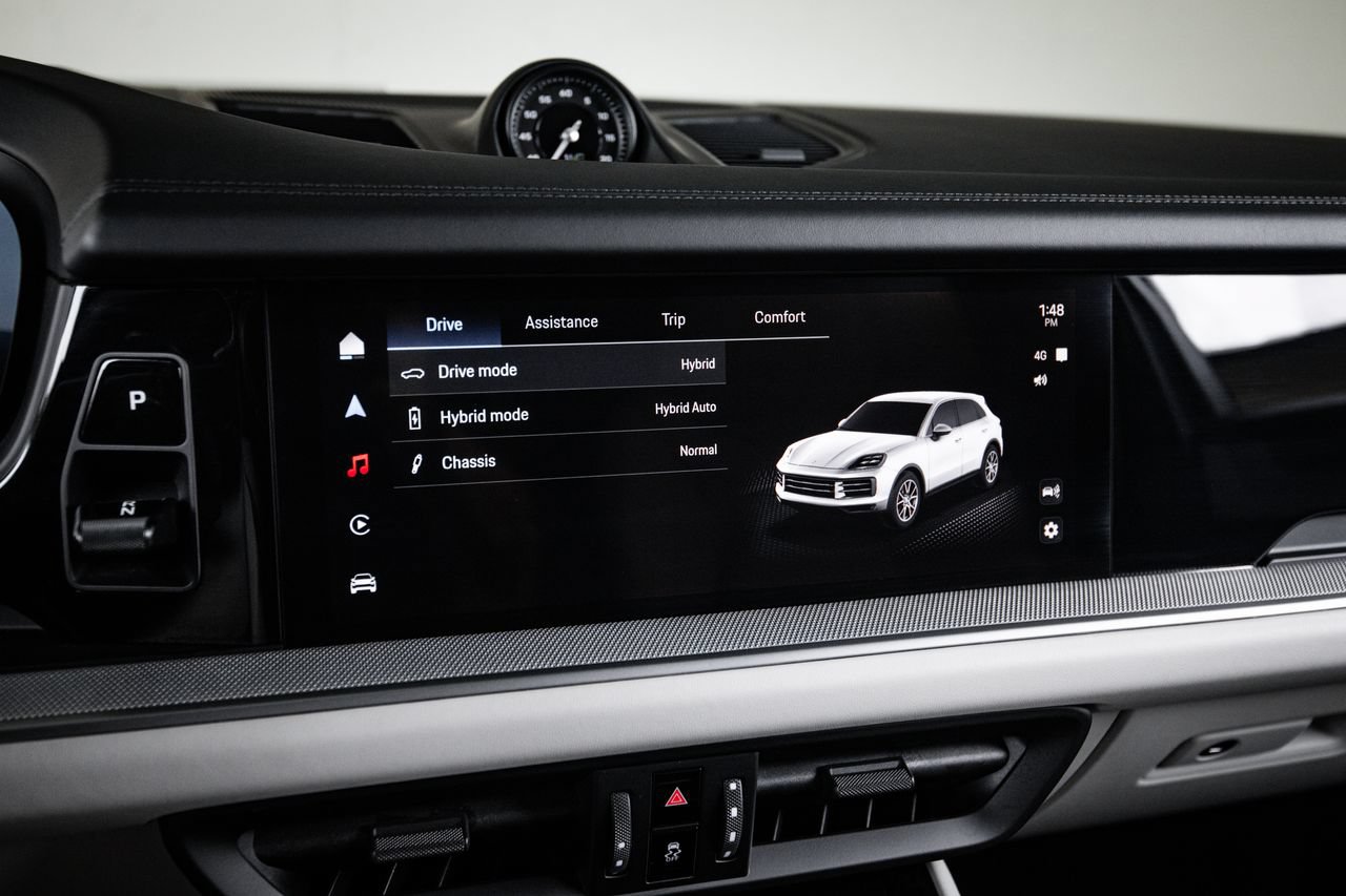 Certified 2025 Porsche Cayenne E-Hybrid AWD/4WD image 18
