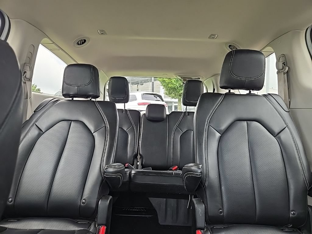 Used 2023 Chrysler Pacifica Touring-L FWD image 35