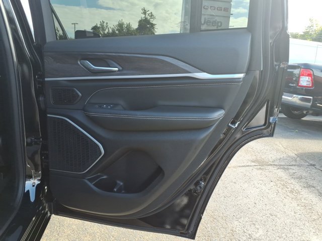 Certified 2023 Jeep Grand Cherokee Limited AWD/4WD image 8