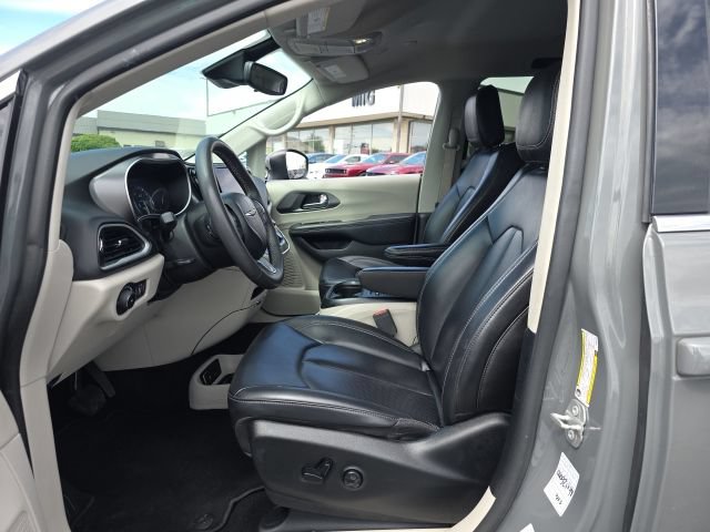 Used 2023 Chrysler Pacifica Touring-L FWD image 13