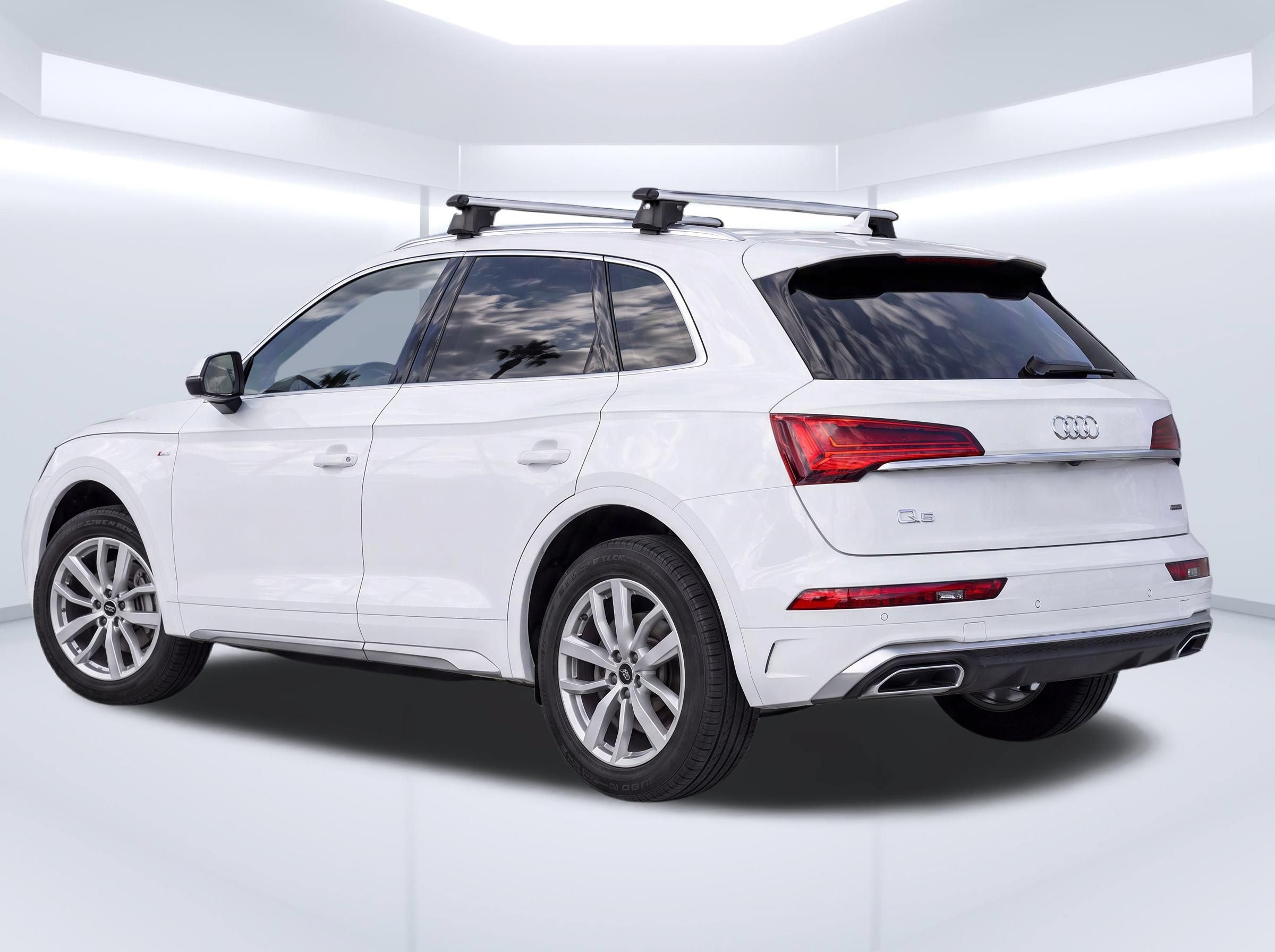 Used 2023 Audi Q5 2.0T Premium w/ Convenience Package AWD/4WD image 3