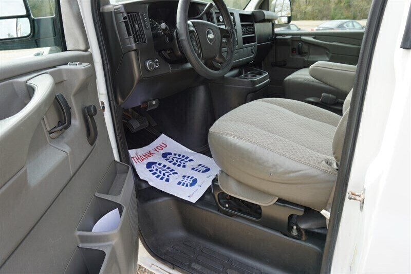 Used 2010 Chevrolet Express 1500 RWD image 17