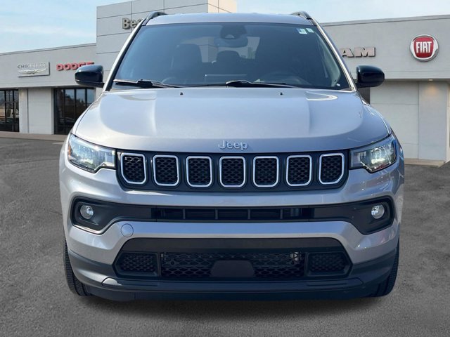 Used 2023 Jeep Compass Latitude AWD/4WD image 2