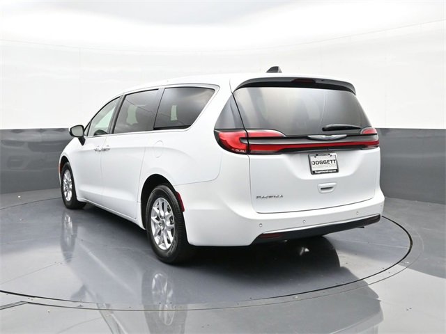 Used 2023 Chrysler Pacifica Touring-L image 8