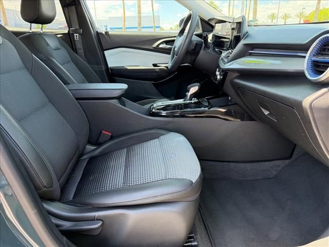 Certified 2025 Chevrolet Trax LT FWD image 11