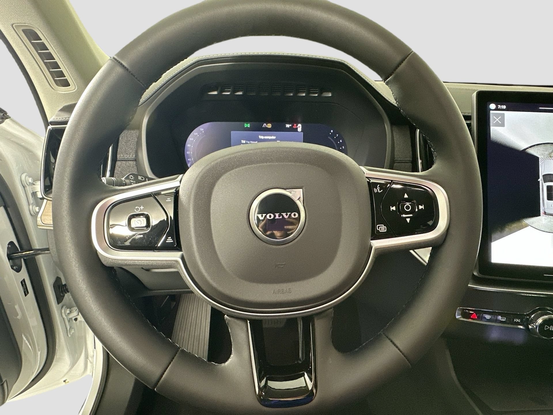 New 2026 Volvo XC90 B5 Plus w/ Protection Package Premier AWD/4WD image 12