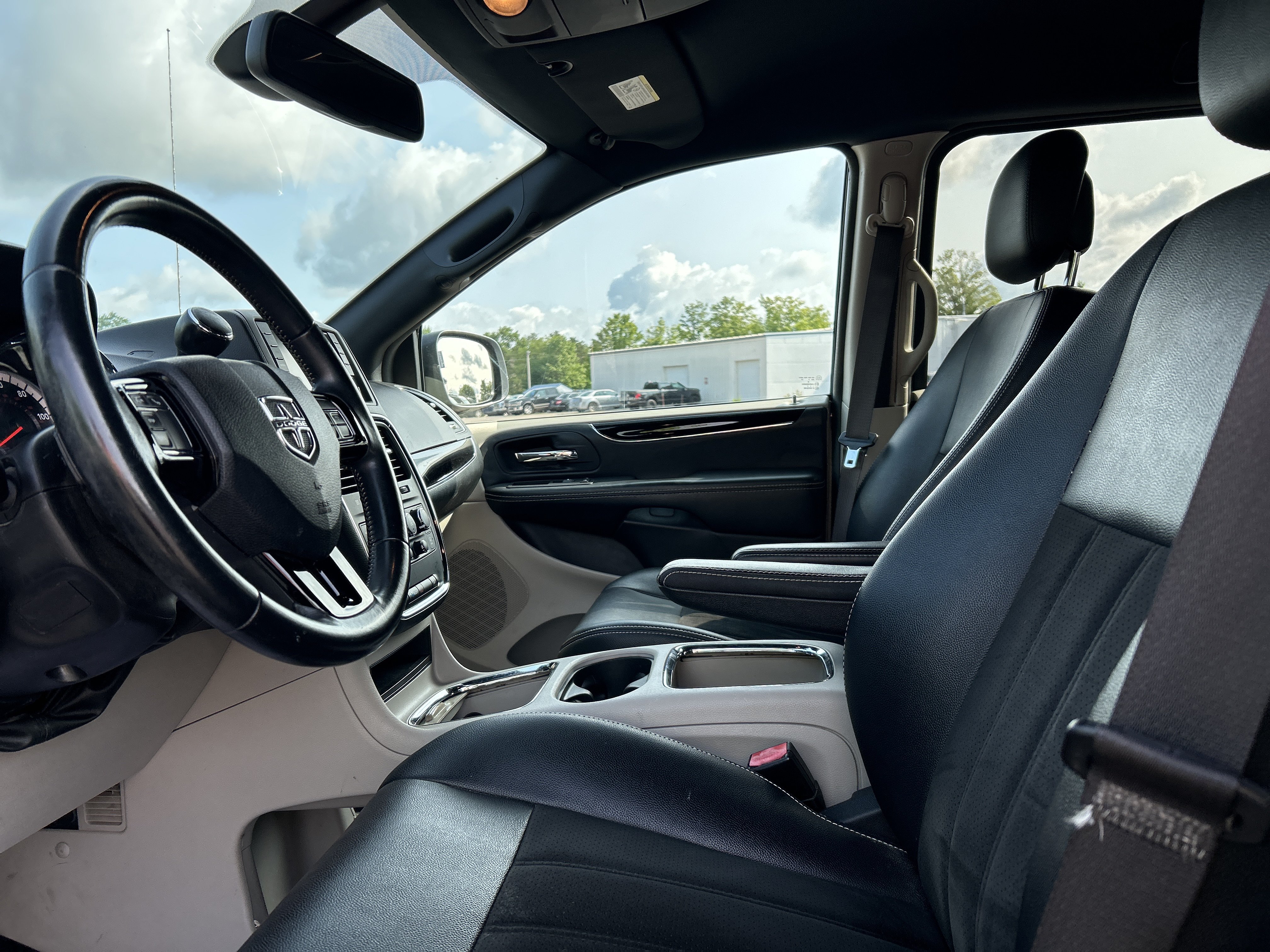Used 2019 Dodge Grand Caravan SXT FWD image 9