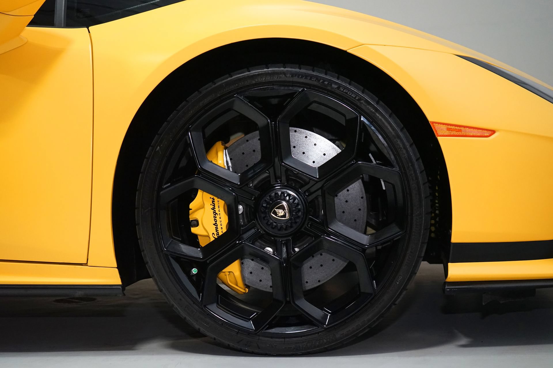 Used 2023 Lamborghini Huracan Tecnica RWD image 9
